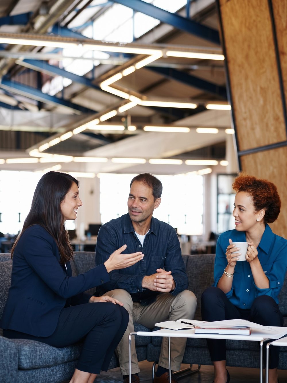 Chloé y Dani hablando con una founder en una reunión de trabajo