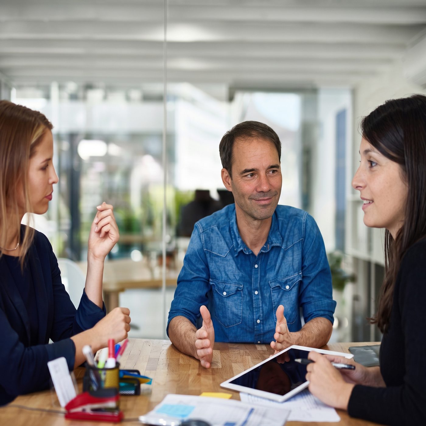 Dani Pagès en una reunión de trabajo con el equipo de una startup