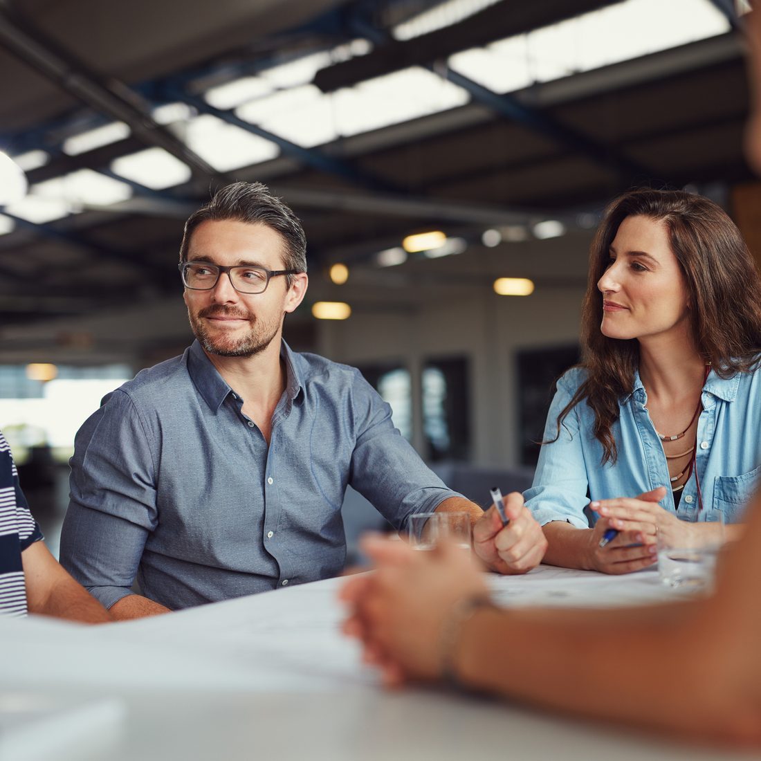 Equipo de trabajo en una reunión de seguimiento